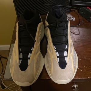 USED YEEZY V3 NEGOTIABLE